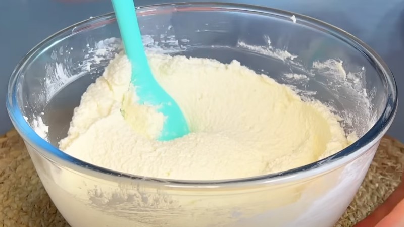 Готуються з найпростіших продуктів: як спекти сочники з сиром
