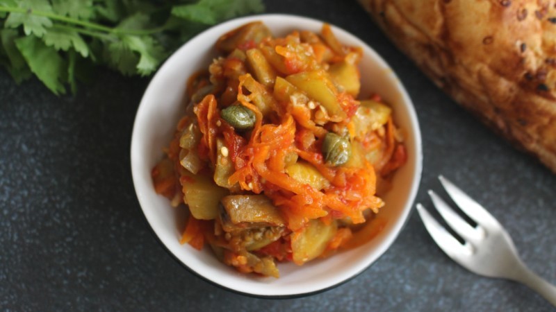 Тушковані баклажани з овочами та часником