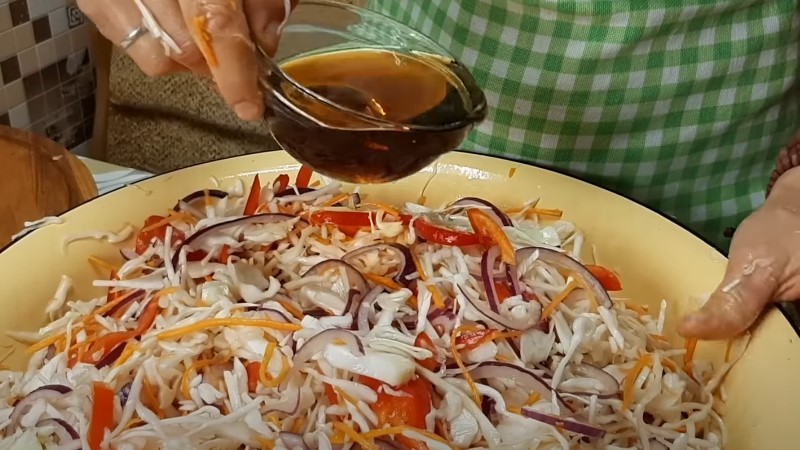 Рецепт маринованої капусти з овочами