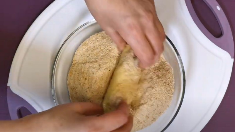 Ароматні трубочки з пекінської капусти. Просто загортаю начинку та смажу в сухарях