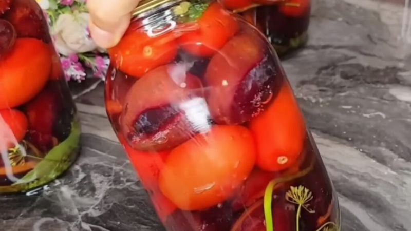 Мариновані помідори зі сливами без варіння
