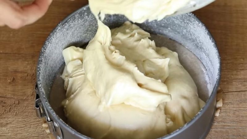 Вершкова ніжність та соковиті яблука в кожному шматочку. Пиріг, який змусить забути про кондитерські