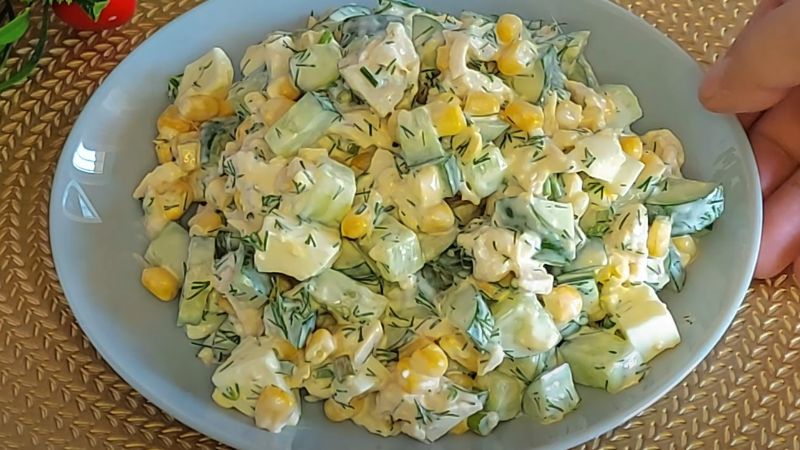 Курячий салат з огірками та кукурудзою