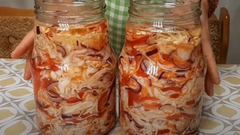 Маринована капуста з овочами