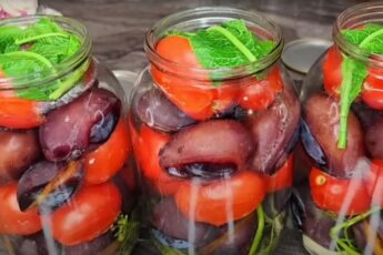 Мариновані помідори зі сливами без варіння