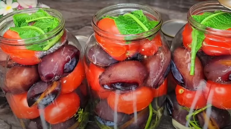 Мариновані помідори зі сливами без варіння
