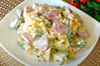 Салат із ковбасою, сиром та овочами