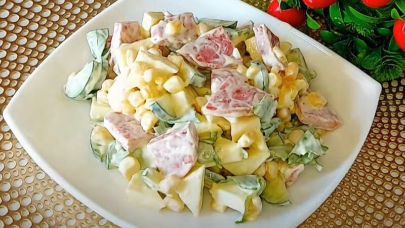 Салат із ковбасою, сиром та овочами