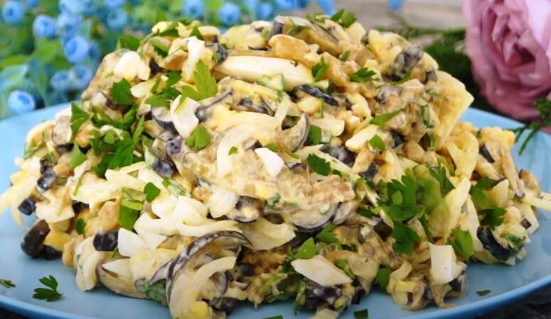 Салат з баклажанами, маринованою цибулею і яйцем