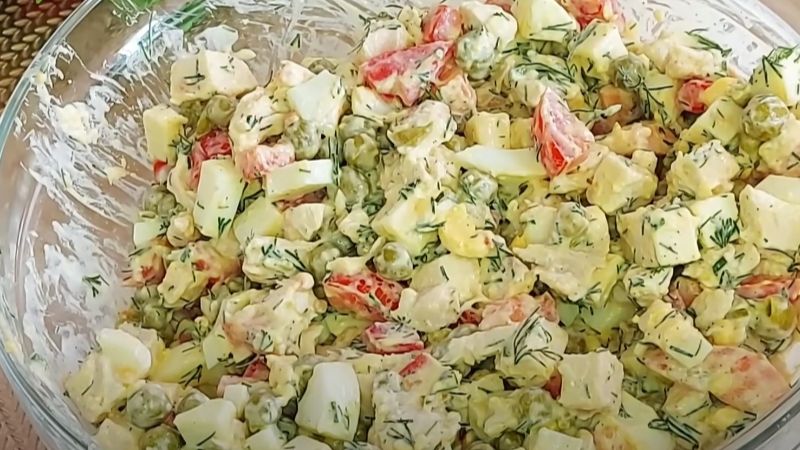 Салат з куркою, помідорами та консервованим горошком