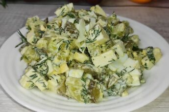 Салат з плавленим сиром, огірками та яйцями