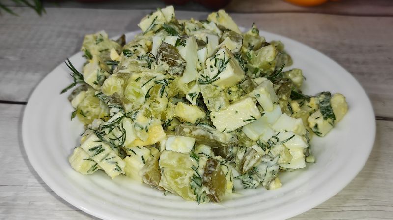 Салат з плавленим сиром, огірками та яйцями