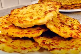 Соковиті коржі з курячого м'яса та картоплі