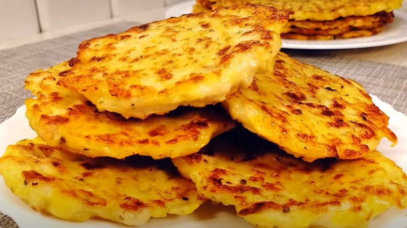 Соковиті коржі з курячого м'яса та картоплі
