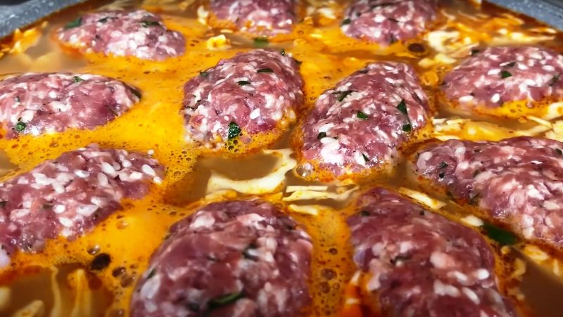Тефтелі, тушковані з овочами