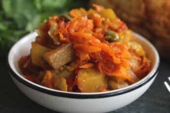 Тушковані баклажани з овочами та часником