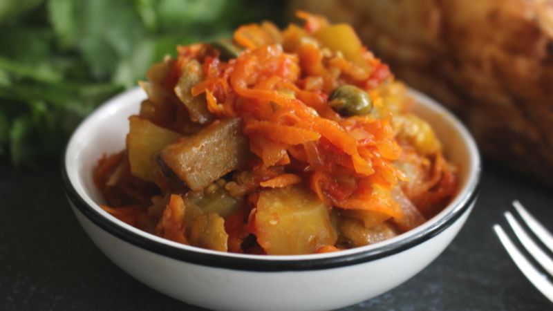 Тушковані баклажани з овочами та часником