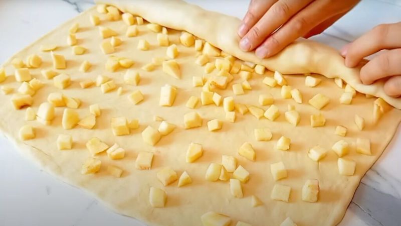 Загорнула яблука в тісто і отримала оладки, схожі на міні-штруделі