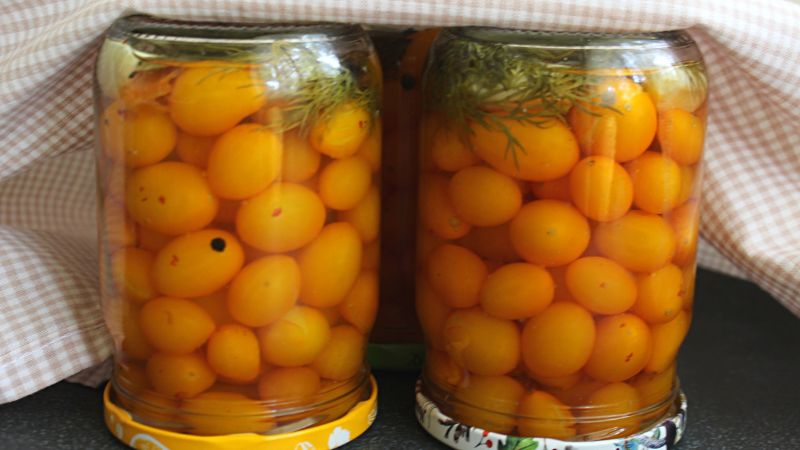 Жовті мариновані помідори чері на зиму
