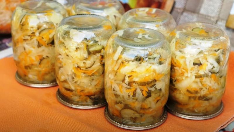 Салат з капусти, огірків та моркви на зиму
