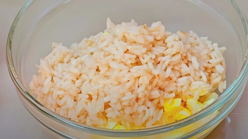 М'які "як хмарка" пиріжки з яйцем та рисом