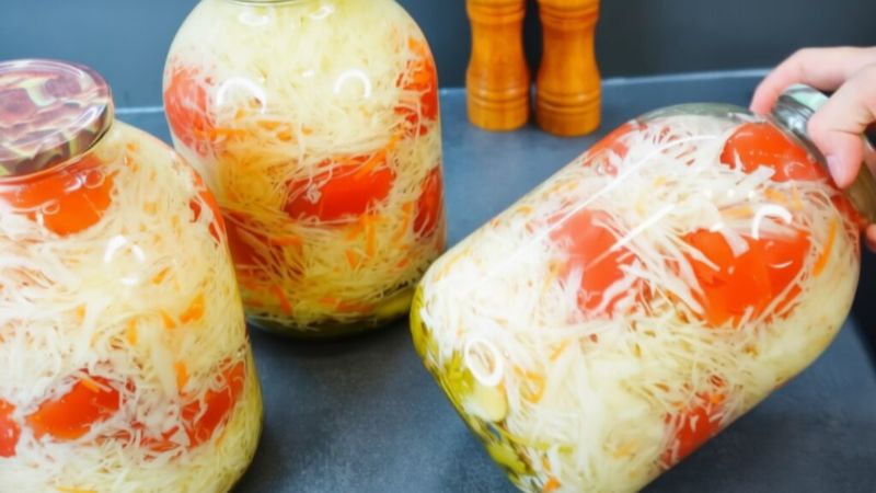 Маринована капуста з помідорами
