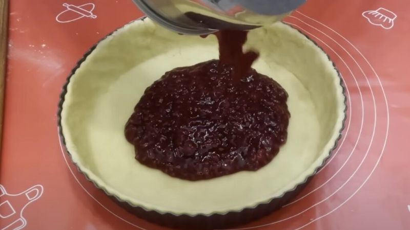 Смакота до чаю: солодкий пиріг з малиною та сиром