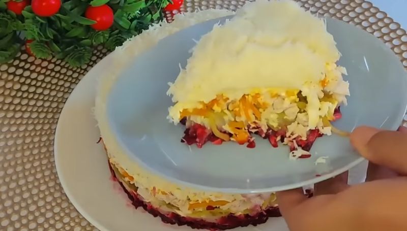 Смачно, доступно та святково. Багатошаровий салат з куркою