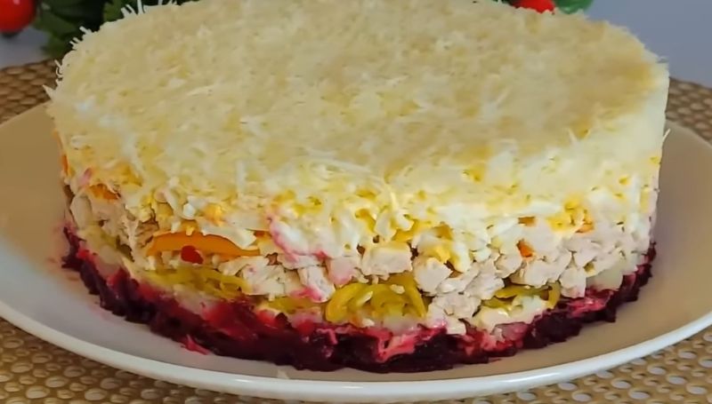 Смачно, доступно та святково. Багатошаровий салат з куркою