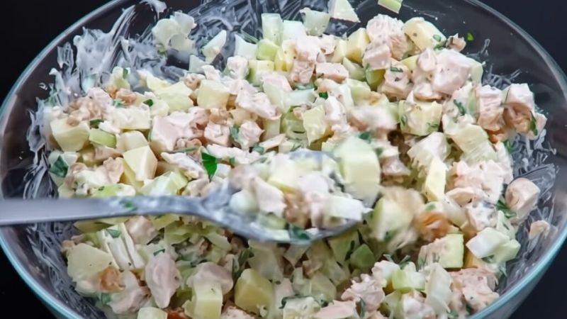 Свіжий салат із куркою, від якого неможливо відірватися