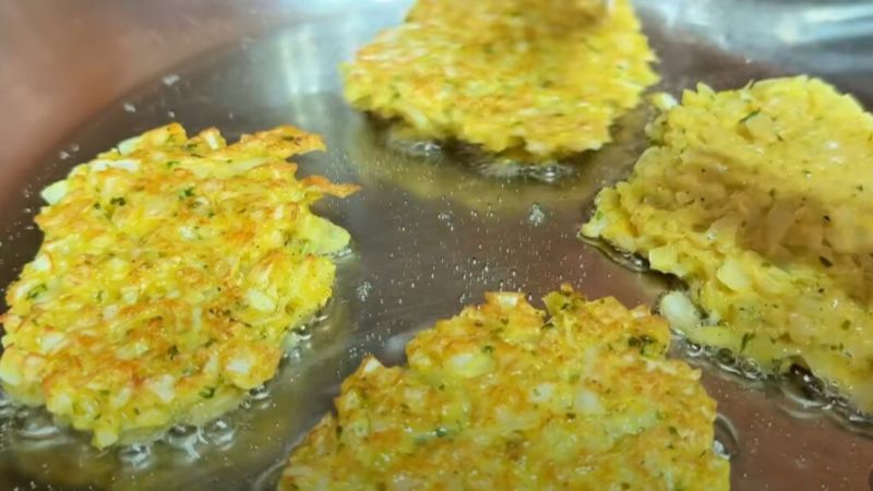 Капустяні котлети на сковороді: ніжні та хрусткі