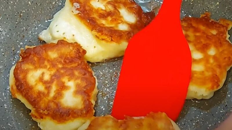 Рецепт для тих, хто проспав: розкішний сніданок на сковороді без замісу тіста