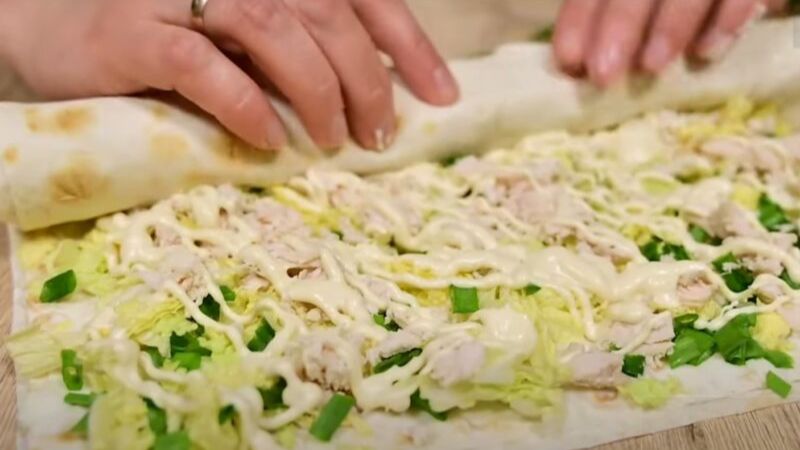 Рулети із лаваша з куркою і пекінською капустою