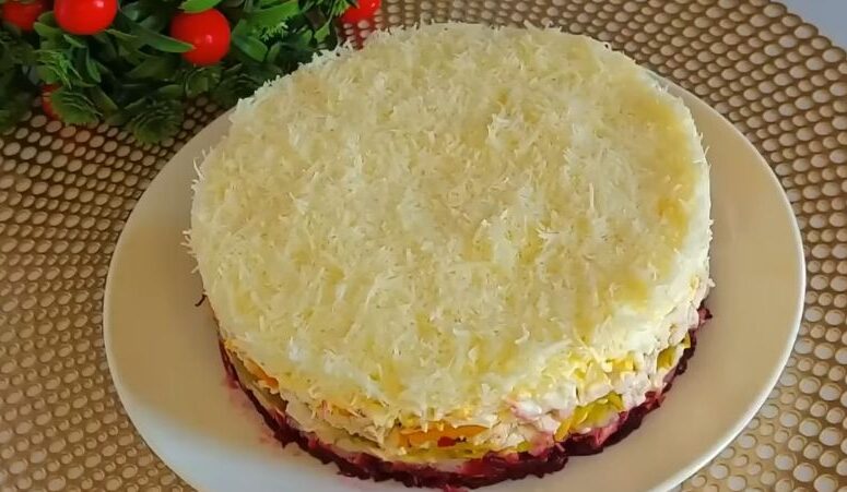 Багатошаровий салат з куркою