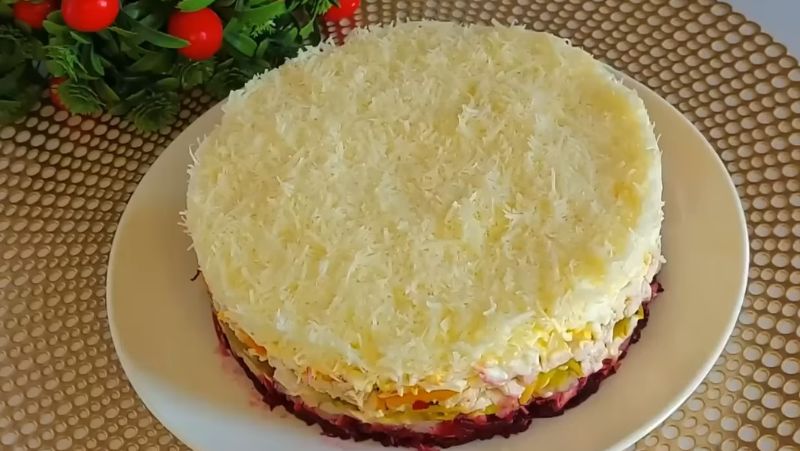 Багатошаровий салат з куркою