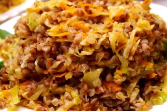 Капуста, тушкована з гречкою,