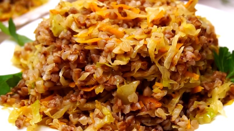 Капуста, тушкована з гречкою,