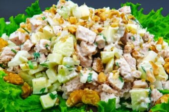Курячий салат з селери, яблуком та горіхами