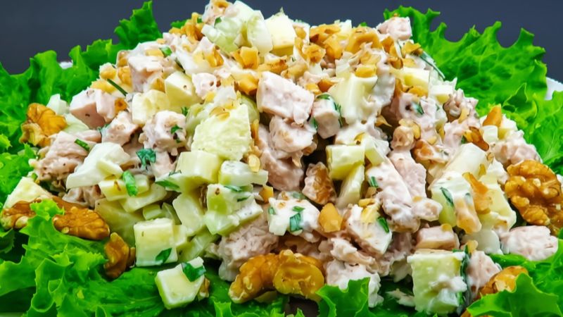 Курячий салат з селери, яблуком та горіхами