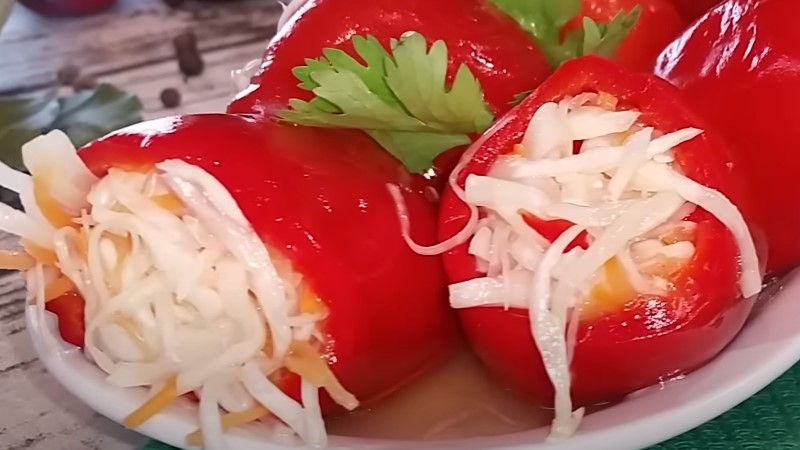 Маринований перець з капустою та морквою