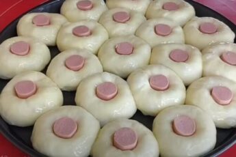 Ніжні булочки з сосисками