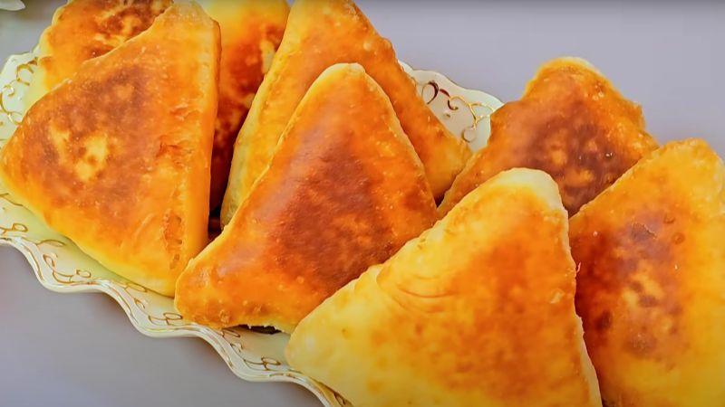 Пиріжки з яйцем та рисом на кефірі