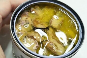 Рецепт салату з рибних консервів із рисом