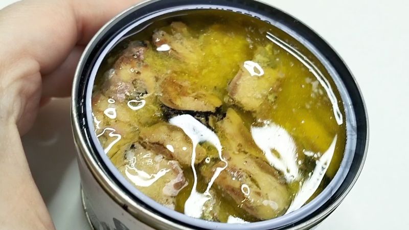 Рецепт салату з рибних консервів із рисом