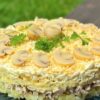 Салат з ананасами, куркою та грибами