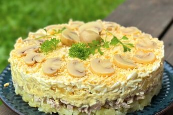 Салат з ананасами, куркою та грибами