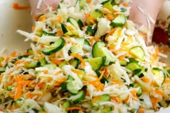 Салат з капусти, огірків та моркви