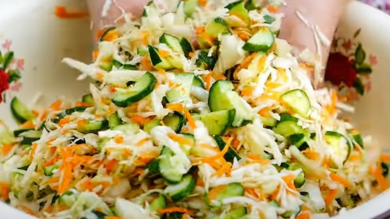 Салат з капусти, огірків та моркви