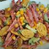 Салат з ковбасою, огірками, кукурудзою та квасолею