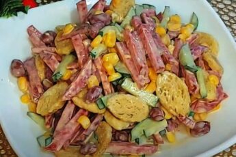 Салат з ковбасою, огірками, кукурудзою та квасолею